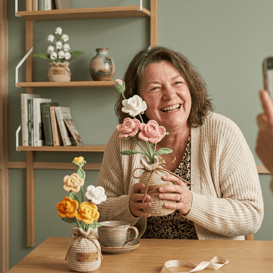 L'Éclosion de Laine : Votre Composition Florale Artisanale en "Vase Baluchon" - Le cadeau de maman